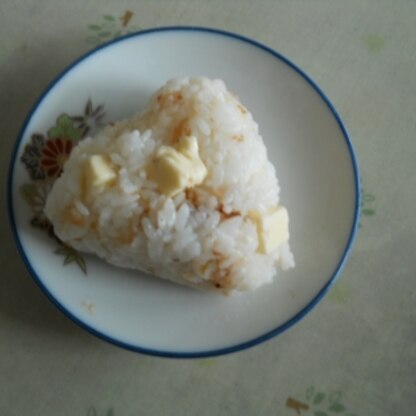 朝、芋太郎の弁当飯を詰めたら１個分の冷やご飯が残ったので、コレ食べたくなって作ってみました～♪
ちょっとイビツになったけど、チーズが塩に馴染んであら超旨いっ❤